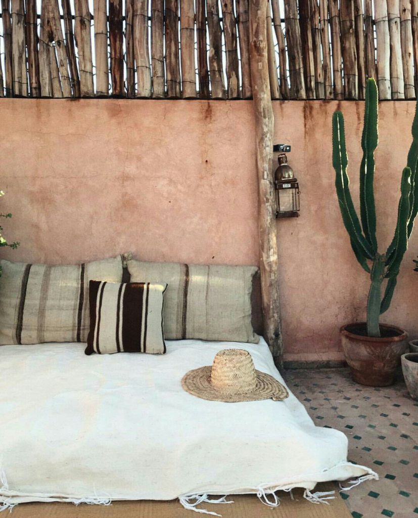 rooftop di un riad con cactus e cuscini 