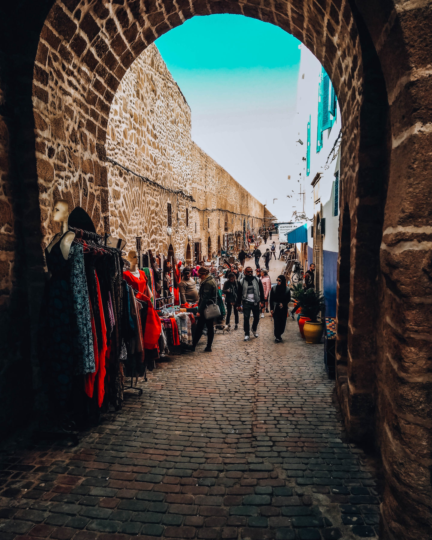 via sotto un arco nella medina marocchina