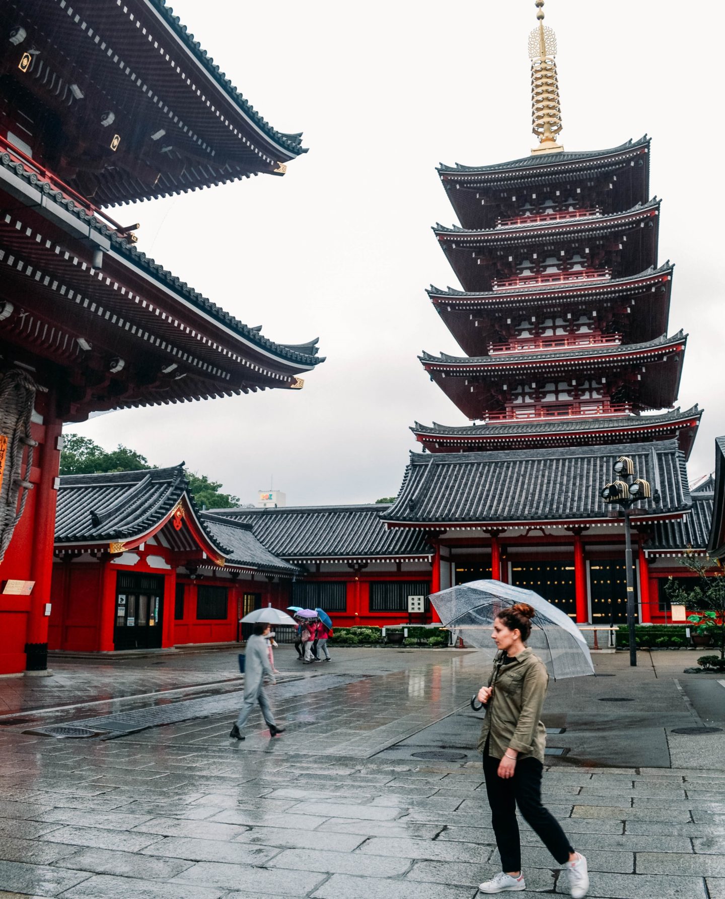 ragazza con ombrello e tempio