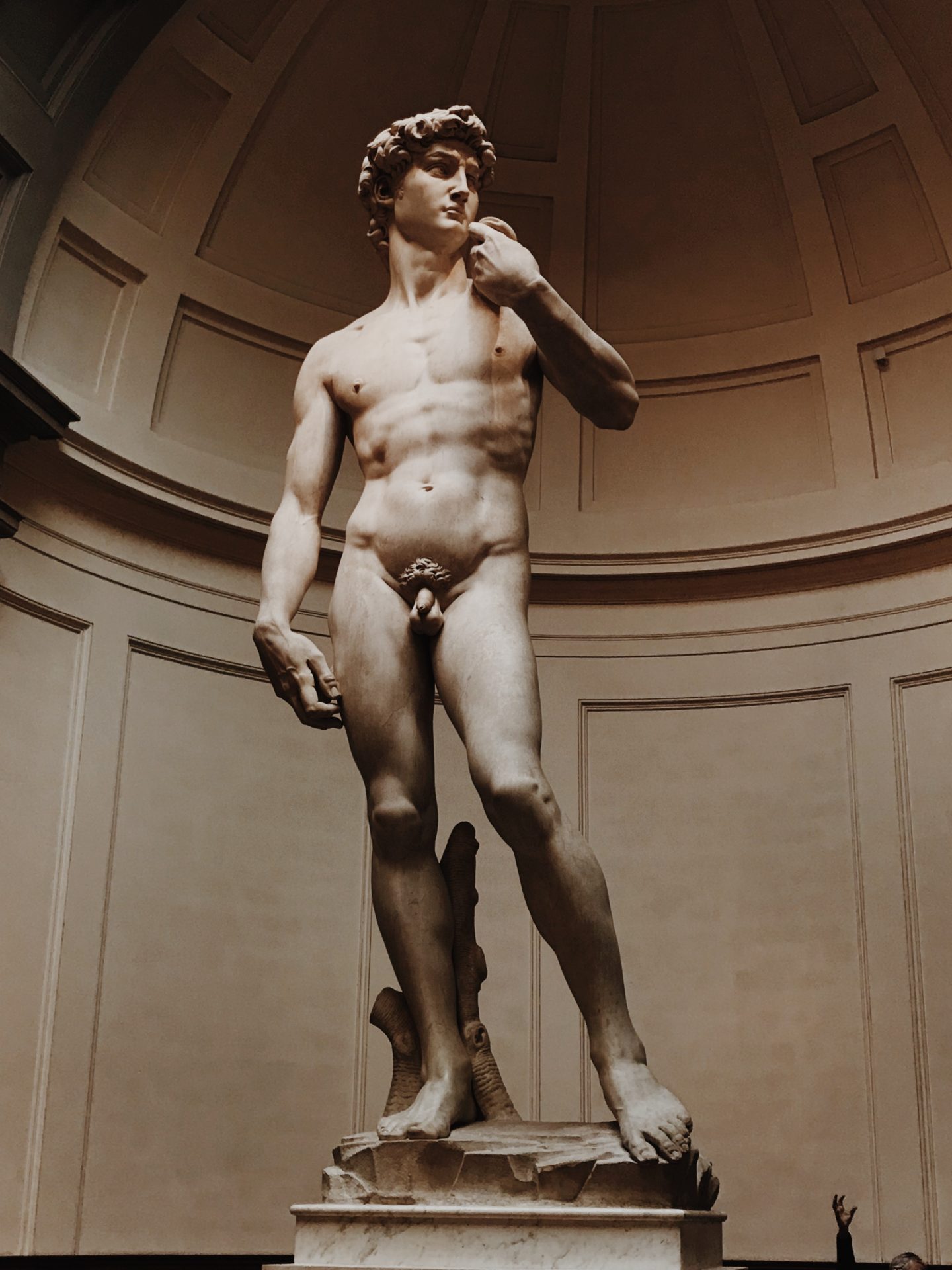 scultura marmorea di nudo maschile