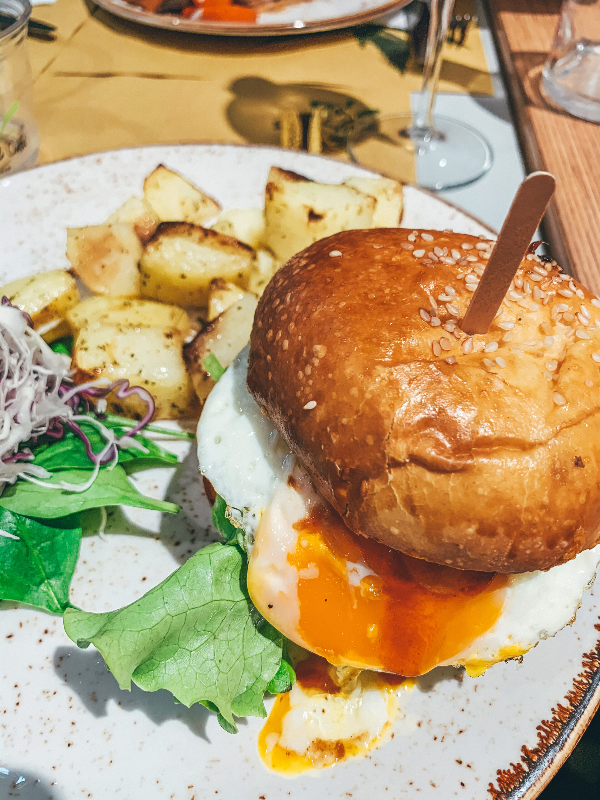 hamburger con patate al forno e insalata: brunch a Firenze da non perdere