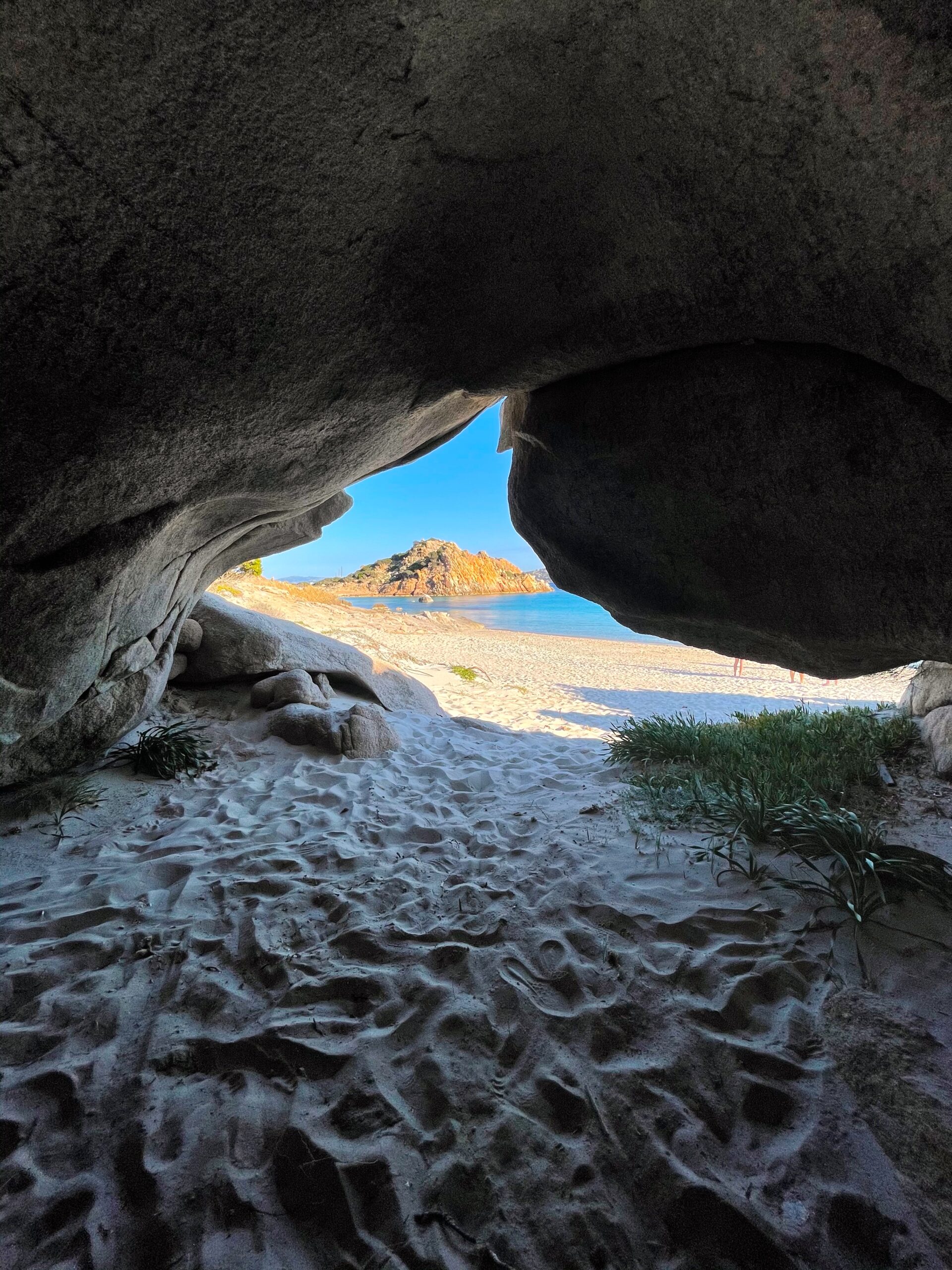 interno di una grotta in spiaggia