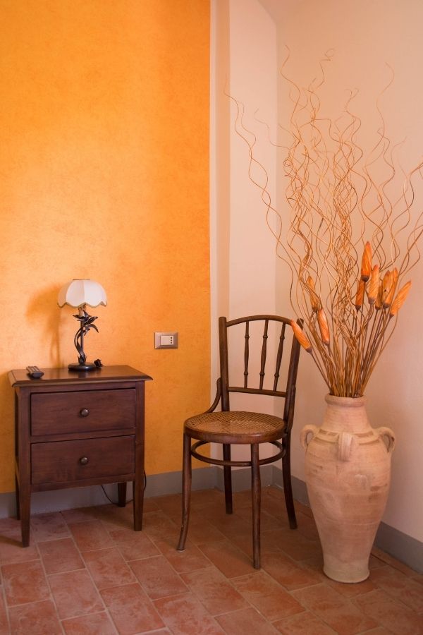 interni camera arancione