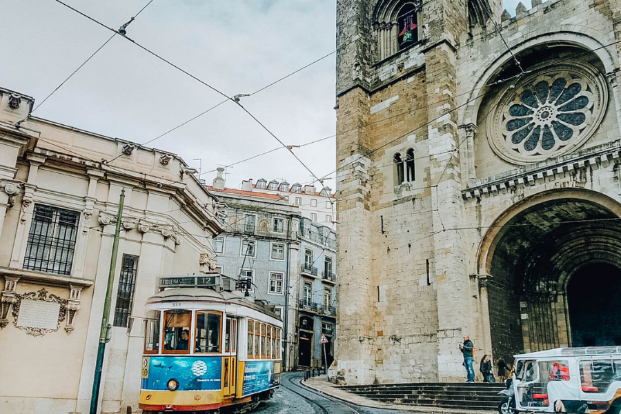 cosa vedere a Lisbona: tram giallo e cattedrale Sé