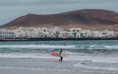 Lezione di surf a Lanzarote, ma anche sup e yoga con School 3S