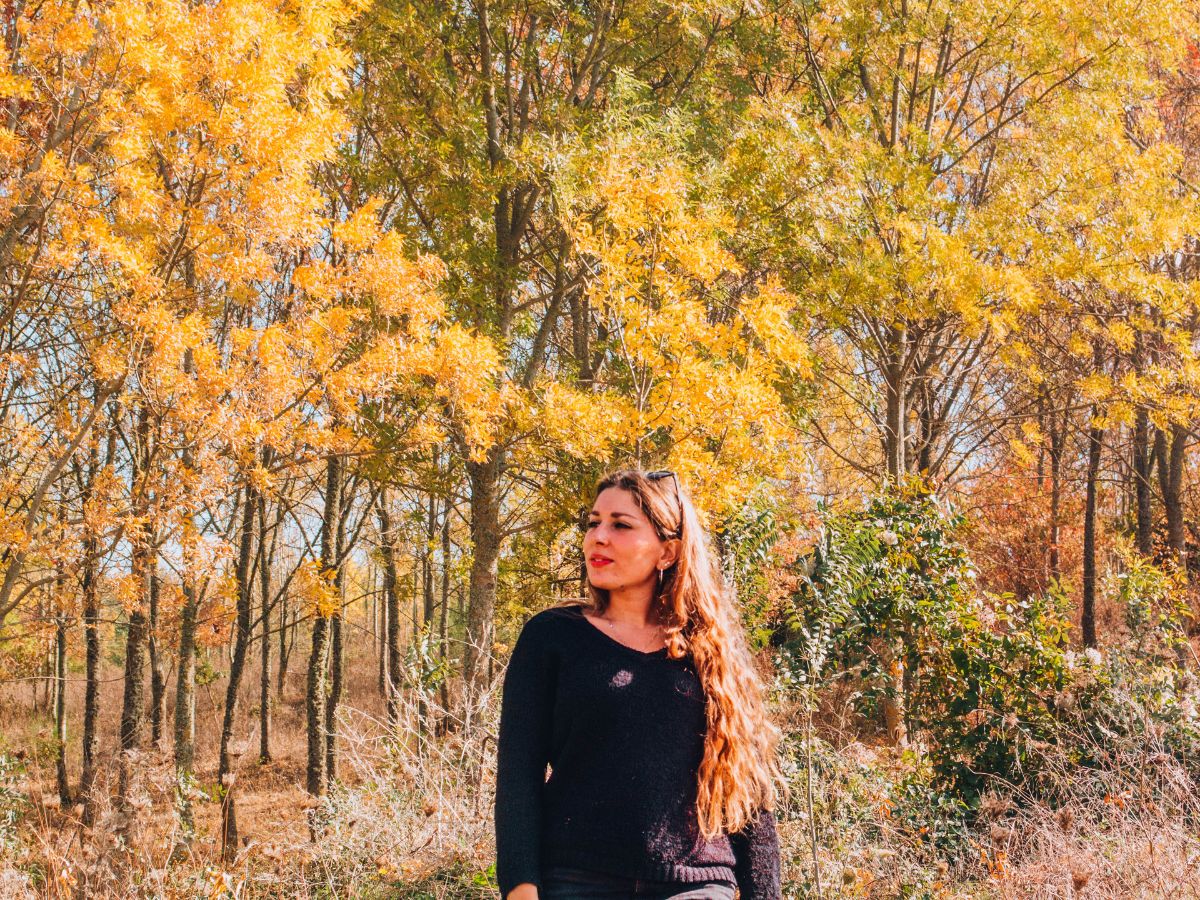 Ritratto di ragazza immersa nei caldi colori del foliage autunnale vicino a Montepulciano in Toscana.