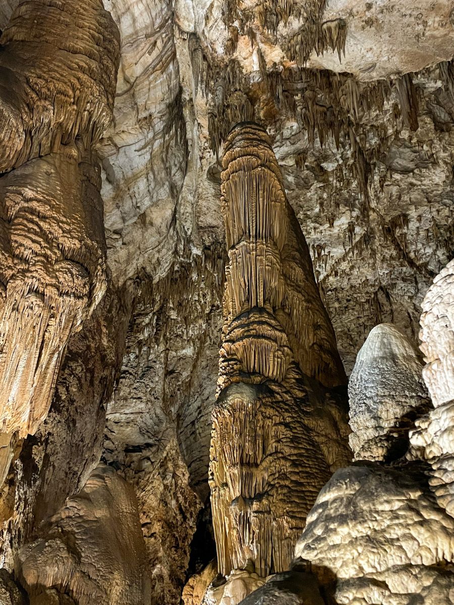 Spettacolari formazioni calcaree nella grotta di Su Marmuri a Ulassai. Imponenti stalattiti e stalagmiti illuminate creano un paesaggio sotterraneo mozzafiato, una tappa fondamentale per cosa vedere a Ulassai.