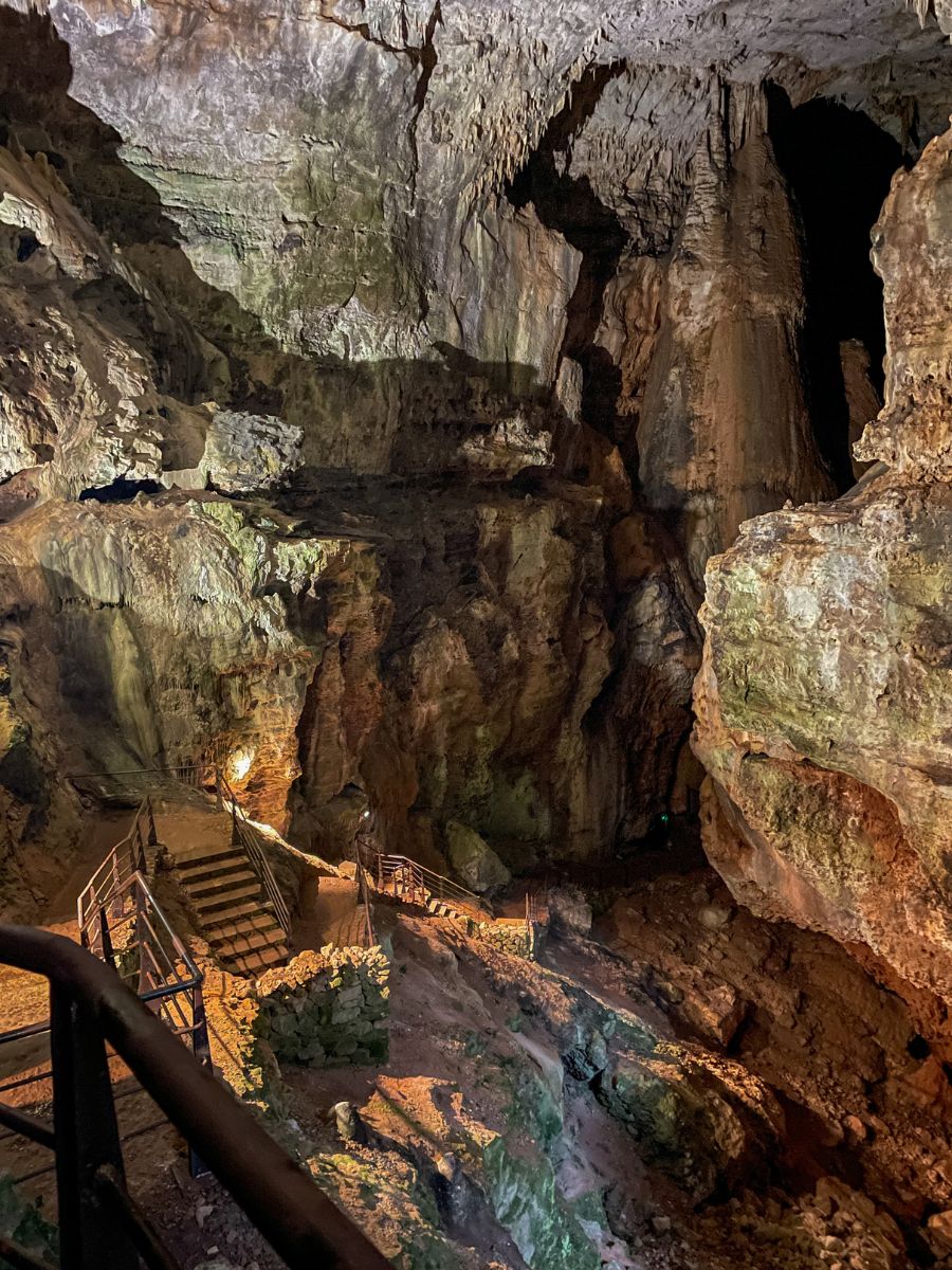 Una passerella turistica si snoda all'interno delle vaste e affascinanti Grotte di Su Marmuri, illuminate artificialmente. Le rocce sono coperte di muschio e concrezioni millenarie.