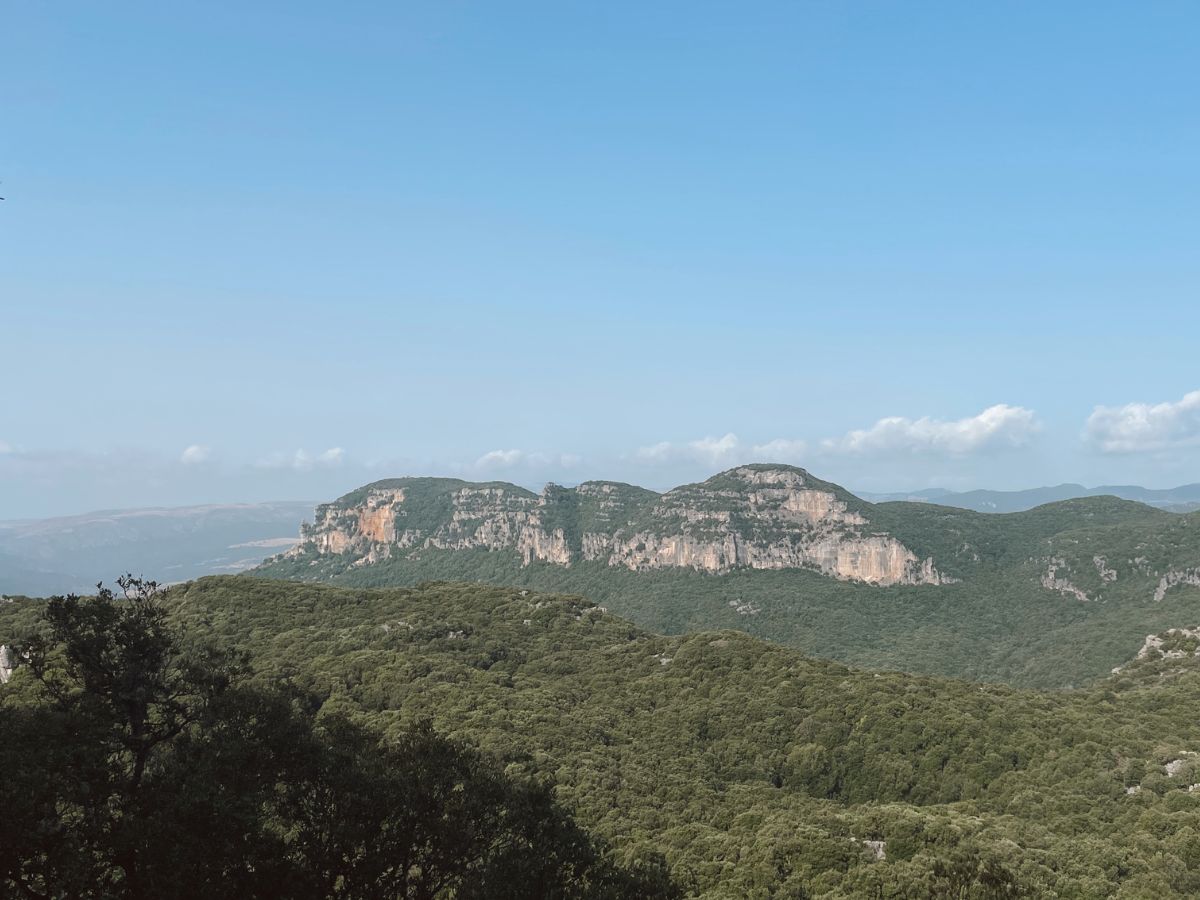 Ampio panorama sui maestosi tacchi calcarei di Ulassai, cosa vedere per ammirare le spettacolari formazioni rocciose della Sardegna centrale, che si stagliano contro un cielo sereno.